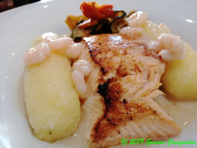 Restaurant Valuta - Hoorische modern mit Lachs und einer Garnelen-Sahne Sauce